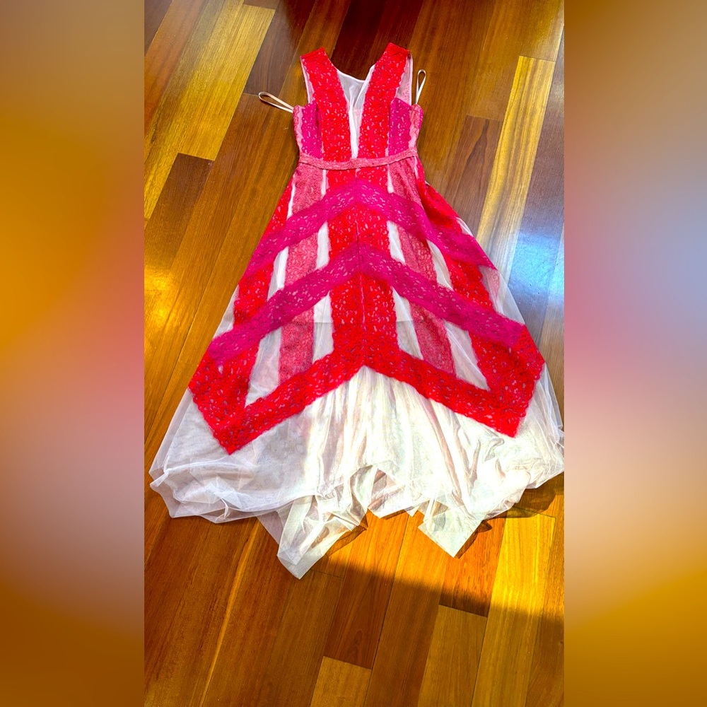 BCBGMaxAzria Red and Cream Plunge elegant summer dress